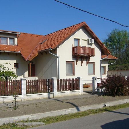 Csipkehaz Apartman Cserkeszőlő 外观 照片