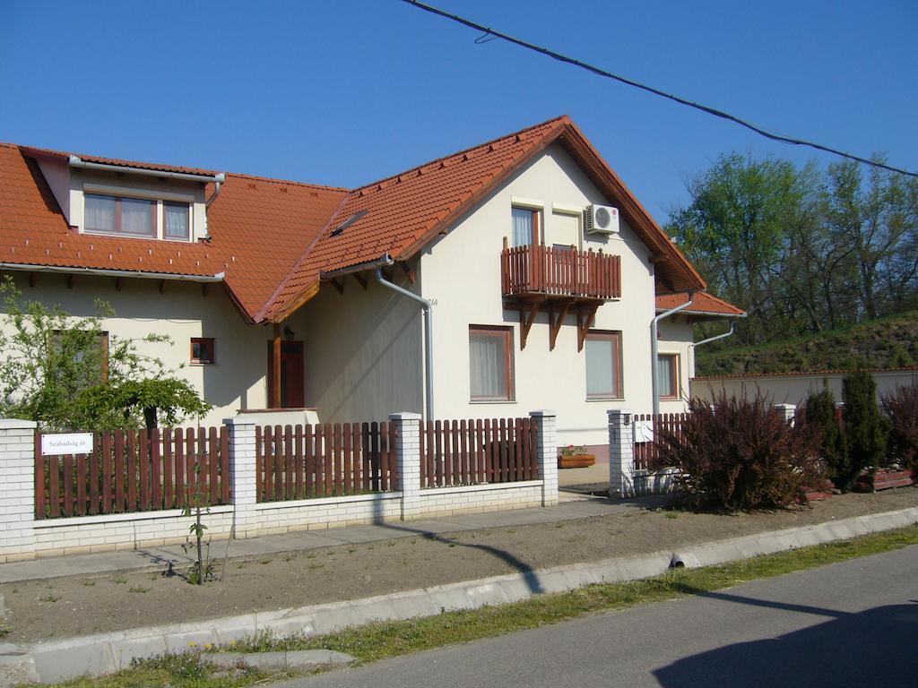 Csipkehaz Apartman Cserkeszőlő 外观 照片